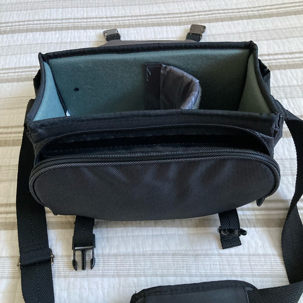 Nikon DSLR Camera Bag (PRE-OWNED) Size:12x8x7 IN. - Picture 6 of 6
